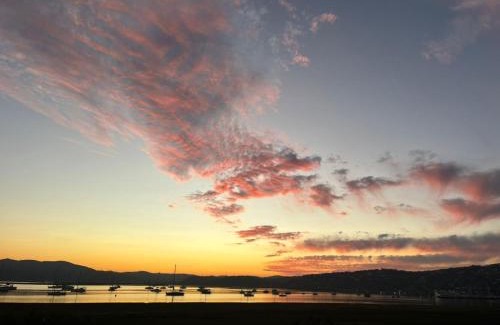 Knysna Apartment | BayView Sunset Villa on Thessen! Large one bedroom unit with King Bed and Sofa bed