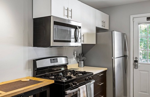 Brookwood Apartment | (BC2bJ) Great Value, Serviced Condo in Quiet Neighborhood