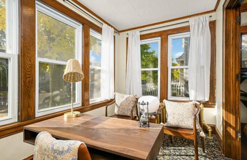 Lyn-Lake House | Bde Maka Stay - Classic 5 BR Heart of Uptown - Hennepin & Lyndale - Close to Lakes