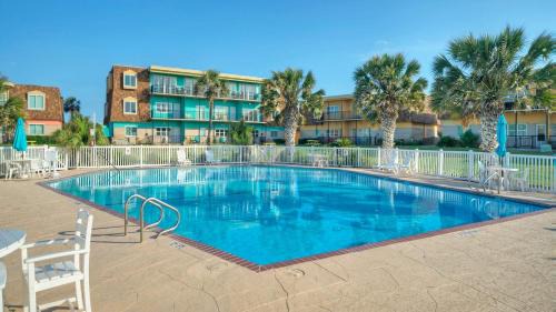 Port Aransas Apartment | Beach Boardwalk 2 Pools Tennis Pickleball Shorely Blessed by AvantStay