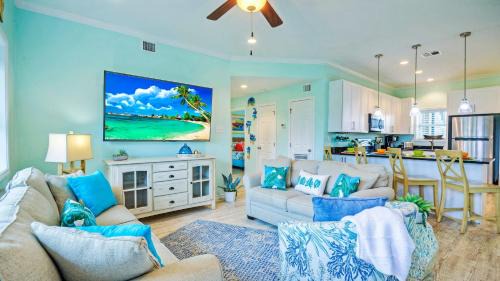 Port Aransas Apartment | Beach Boardwalk 2 Pools Tennis Pickleball Shorely Blessed by AvantStay
