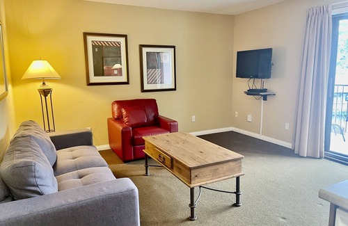 Central Okanagan Condo | Beach condo-sleeps 4