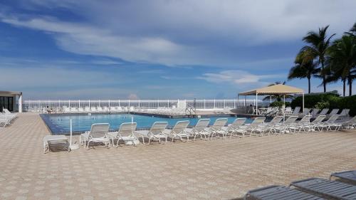 Hollywood South Central Beach Apartment | Beach condo with great views for your worry free vacation in Hollywood FL