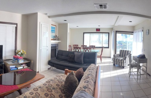 South Mission Beach House | Beach Front House, by Volleyball Court ,nSpacious 4-bedroom house with WiFi, AC