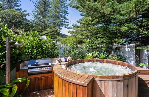 Patonga House | Beach Front House Outdoor Hot Tub Sauna