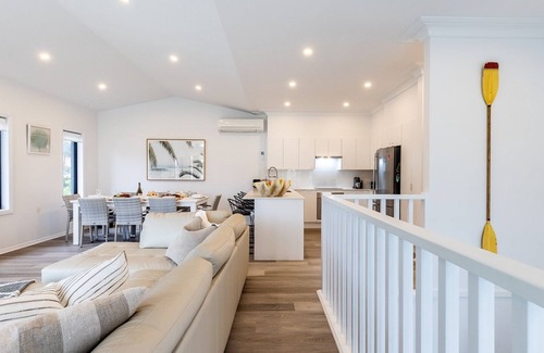 Shoal Bay House | Beach Haven, 3a Messines Street - 4 Minute walk to the beach, WiFi , Air Con