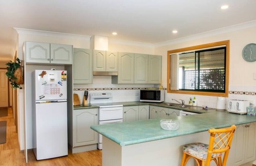 Denhams Beach House | Beach House Minutes From Shoreline / Denhams Beach