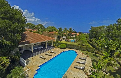 Urbanizacion Tavarez Villa | Beach, sun, girls, sport courts: guest-friendly residence in central Sosua!