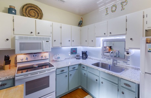 Isle of Palms Condo | Beach Vibes #204 Beautiful 1 Bed + Sleeper, Pool