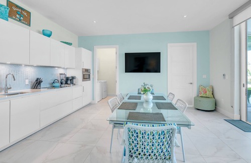 Jimmy Hill Villa | Beach Villa Steps from the Beach Luxury Stay Private Pool 2 miles from airport