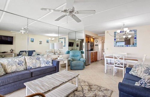 Crescent Beach Condo | Beacher's Oceanfront Patio Plus Suite with onsite Front desk and Service