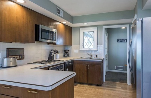 Sandusky House | Beachfront 4 Bd Steps 2 Cedar Point Open July