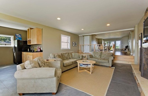 Sandusky House | Beachfront 5 BR/2 Miles from CP & Sports Force