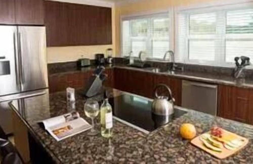 Cotton Ground House | Beachfront Accommodation! 4 Relaxing Spaces w/ FREE Parking, Outdoor Pools!