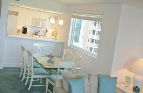 Park Shore Apartment | Beachfront Condo with Hot Tub