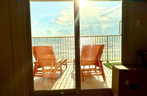 South Padre Island Apartment | Beachfront Expansive Balcony! Seaside Escape DOGS