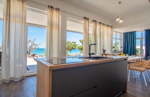 Kolan Apartment | Beachfront Holiday home Paladina