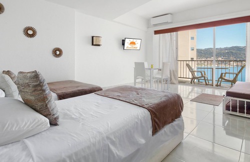 Costera Acapulco Hotel | Beachfront Suite at Hotel Torres Gemelas