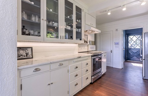 Longbranch House | Beachfront retreat with Mt. Rainier views