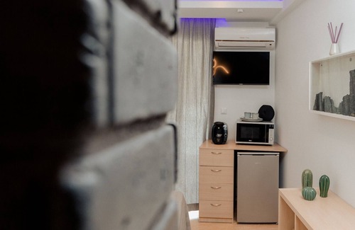 Nea Peramos Apartment | Beachfront Studio with Rooftop Barbecue, Stunning Sea Views, and Smart TV set...