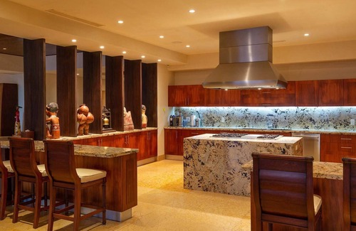 San Francisco Villa | Beachfront Villa w/large pool, 5 huge BR's all with Ocean Views & 5-pers. staff
