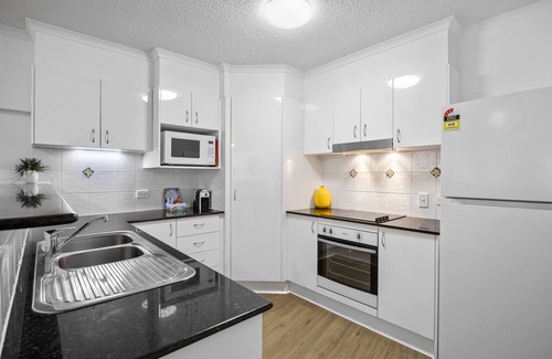 Marcoola Apartment | Beachside 3-Bed with Pool, BBQ, Gym & Tennis Court
