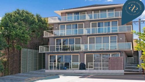 Wamberal House | Beachside #7 Close To Beach Accom Holidays