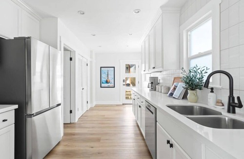 The Strand House | Beachside Home | Steps to Ocean | Parking