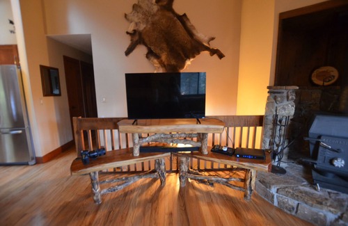 Woodland Park House | Bear Paw Haven-nestled in the trees. Pet & family friendly. HOT TUB, Free WiFi