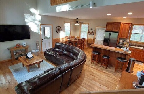 Unaka Cabin | Bear Paw Resort ,high speed internet , gas fireplace,firepit ,sleeps 8