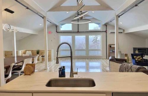 Killington House | BearForceOne - AC Hot Tub Pool table Grill FirePit