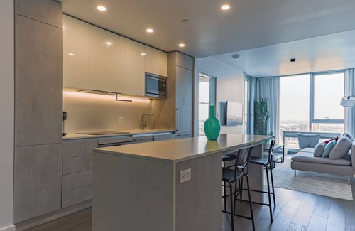 Downtown Montreal Condo | Beautiful 1 bed + den AAA location