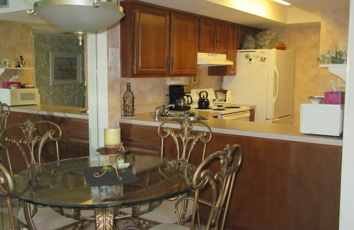 Park Shore Condo | Beautiful 1 Bedroom Condo Close To Everything