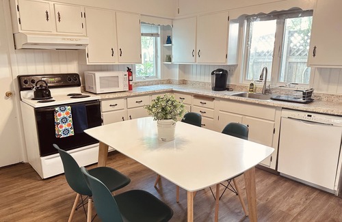 Norwalk Apartment | Beautiful 2BR apt in Beach community, close to train and hwys! Only 1hr to NYC!