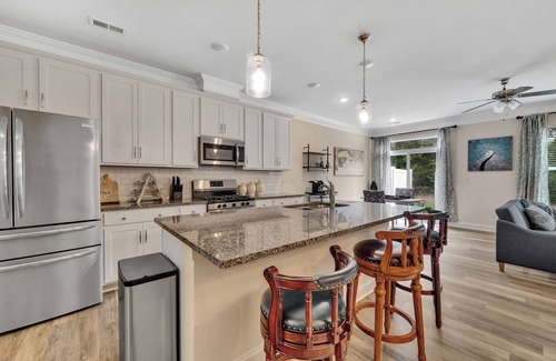 Davis Lake - Eastfield House | Beautiful 3-bedroom townhome near University/PNC Music Pavilion/Race Track
