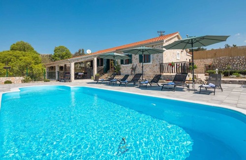 Jarebinjak Villa | Beautiful 3-BR villa with pool and sea view just above Rogoznica