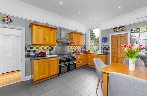 Redbridge House | Beautiful 4 bed 3 bath family home next to parks, shops, central London trains