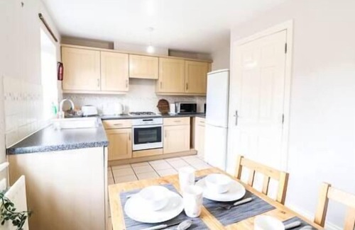 Brunel House | Beautiful 4 Bed House with FREE WIFI AND DRIVEWAY