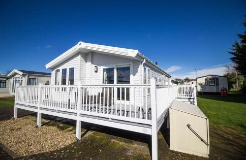 Hunstanton Cabin | Beautiful 4 Berth Lodge With Decking At Manor Park In Hunstanton Ref 23038C