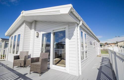 Hunstanton Cabin | Beautiful 4 Berth Lodge With Decking At Manor Park In Hunstanton Ref 23038C