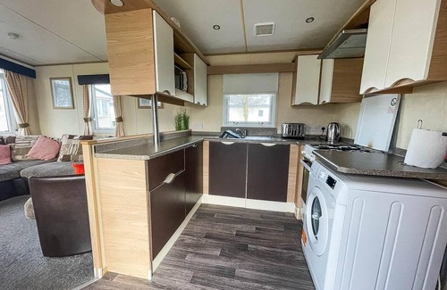Winestead House | Beautiful 8 berth caravan for hire at Sand le Mere in Yorkshire ref 71017J