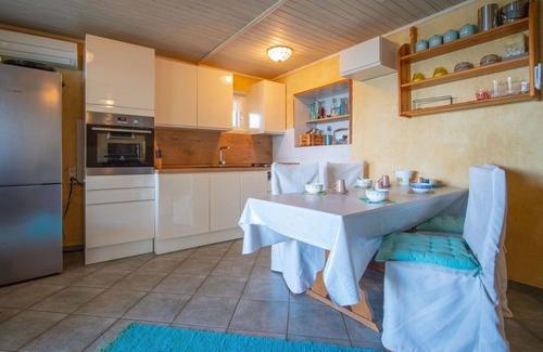 Senj Apartment | Beautiful apartment for 4 guests with WIFI, A/C, TV, terrace and pets allowed