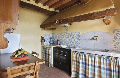 Cascine-La Croce Villa | Beautiful apartment in villa for 6 guests with pool, WIFI, TV, patio and pets allowed