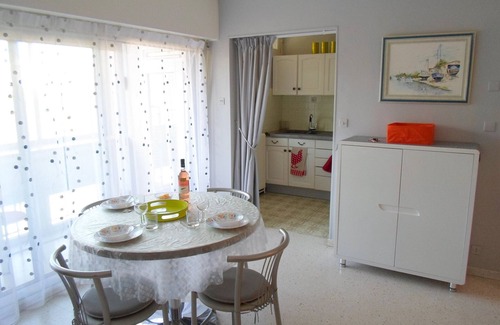 Balaruc-les-Bains Apartment | Beautiful, bright apartment with balcony, close to baths and shops, pets allowed