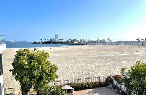 Alamitos Beach Apartment | Beautiful Bright Condo Steps Away from the Beach