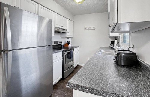 Clive Apartment | Beautiful Clive 3BR Duplex w/Fireplace