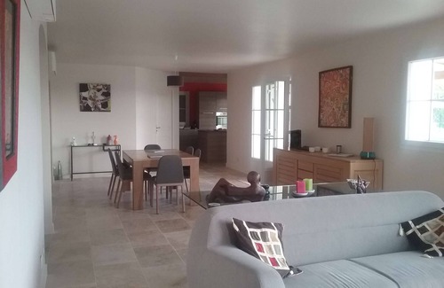 Lagnes Villa | Beautiful contemporary farmhouse in Provence with swimming pool