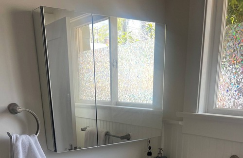 Oak Park Cottage | Beautiful Downtown Fully Furnished Executive Cottage
