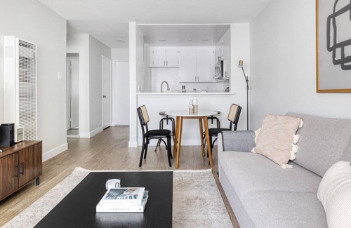Tarzana Apartment | Beautiful Encino 1BR near WF & TJ, 5 mins to Galleria, by Blueground