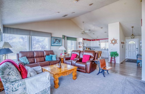 South Beach House | Beautiful, Family-Friendly South Beach Newport Oceanfront Home w/Bunk Room!